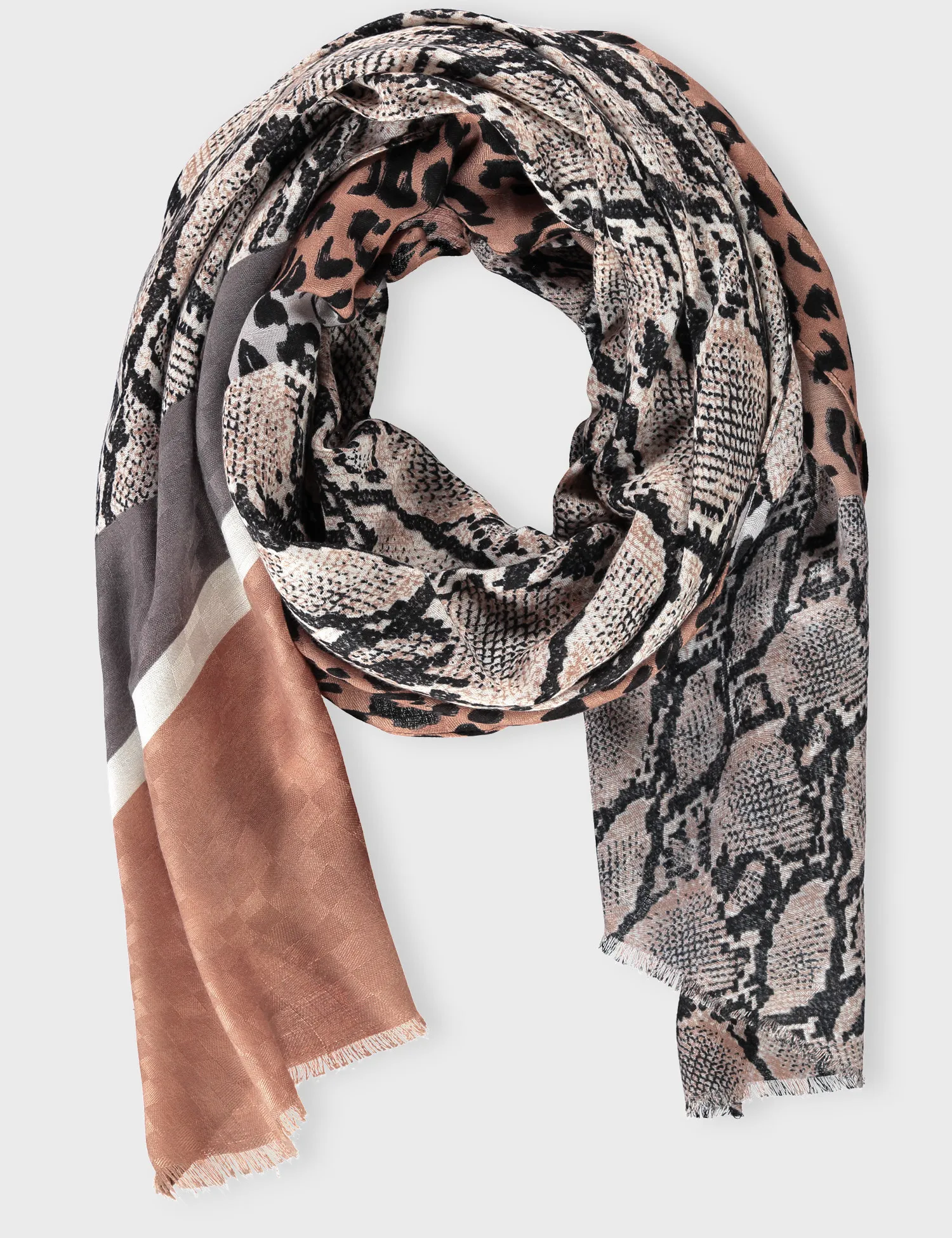 Fine scarf with a panelled pattern