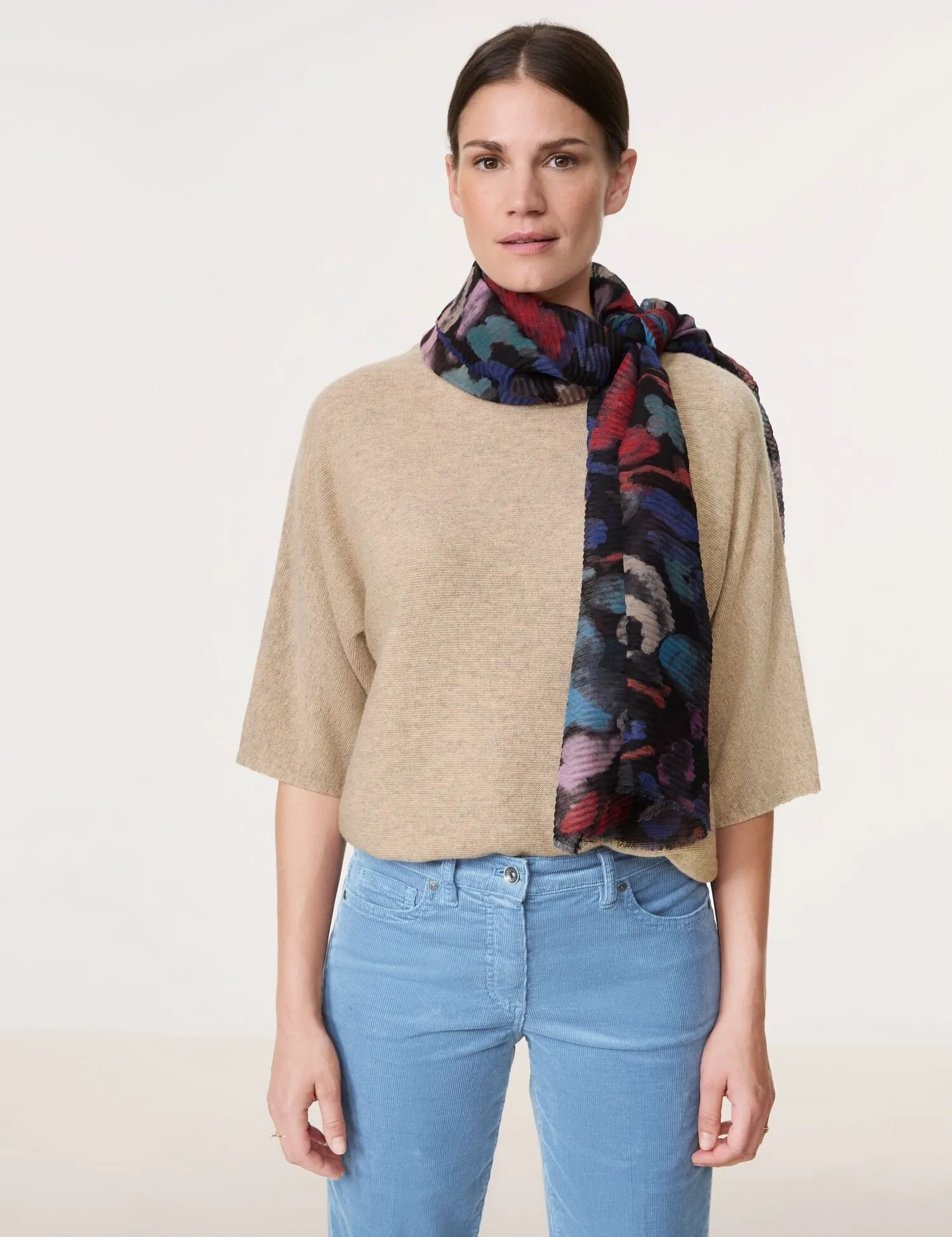 Pleated scarf with a floral pattern