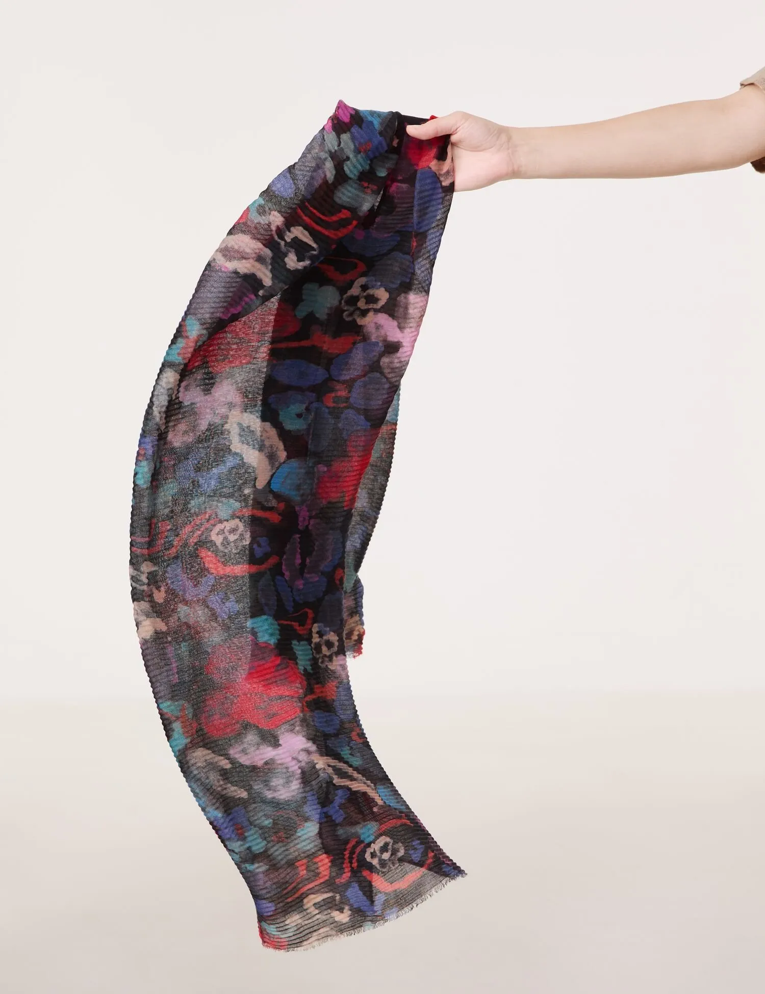 Pleated scarf with a floral pattern