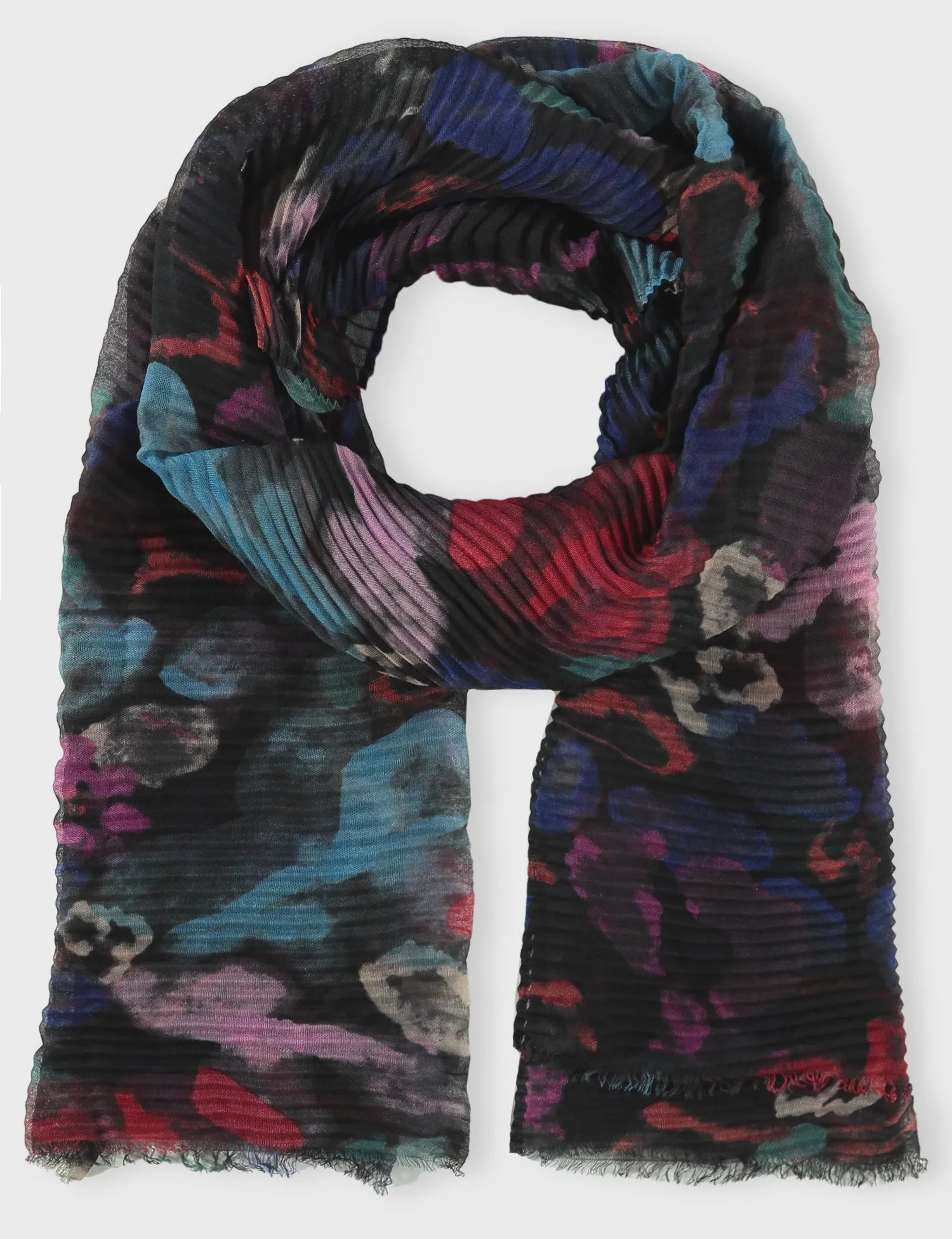 Pleated scarf with a floral pattern