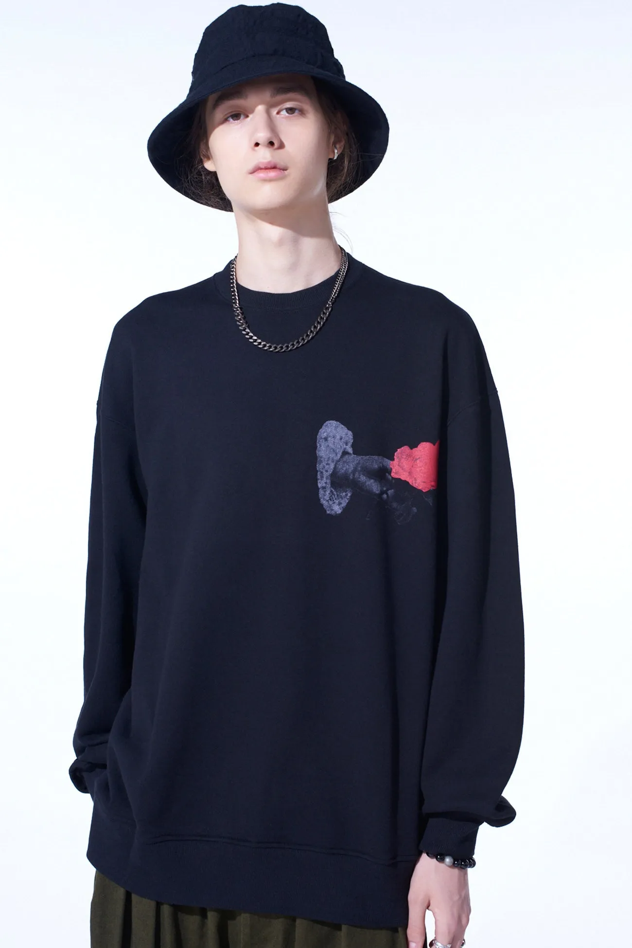 ROSE IN THE HAND GRAPHIC PULLOVER